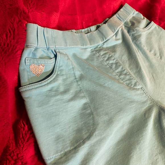 Quacker Factory Capris Rhinestone Details - Picture 4 of 6